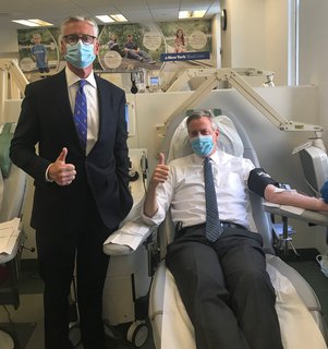 President and CEO, Dr. Christpher D. Hillyer and NYC Mayor Bill de Blasio pose with thumbs up as the Mayor donates blood at NYBC.